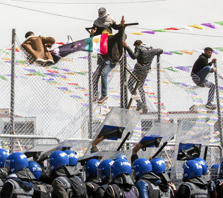 La presencia de la policía turca en el recinto de Newroz provocó la ira de los kurdos.