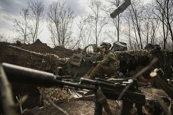 Un soldado ucraniano en un arma antiaérea en Bajmut.