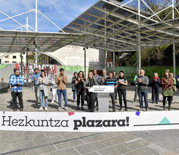 Hezkuntza Plazara herri plataformako kideak, atzo Donostian egindako agerraldian.