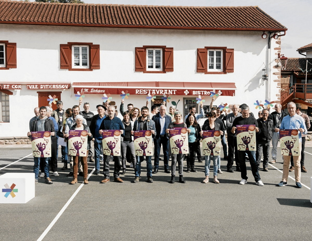 2023ko Aberri Eguna &laquo;historikoa&raquo; izango dela iragarri dute Itsasuko aurkezpenean. (Guillaume FAUVEAU)