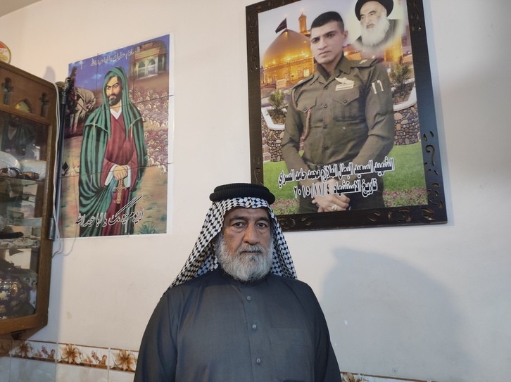 El jeque Hamed Asarrai, junto a un retrato de su hijo Mohamed, teniente del Ejército iraquí.