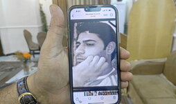 Rahim al-Qabi muestra en el teléfono móvil una foto del hermano al que mataron soldados de Estados Unidos.