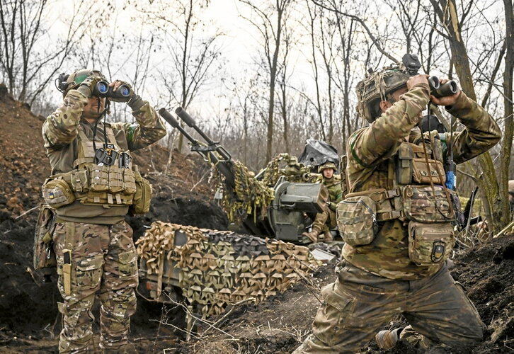 Soldados ucranianos, junto a un arma antiaérea en el frente de Bajmut.