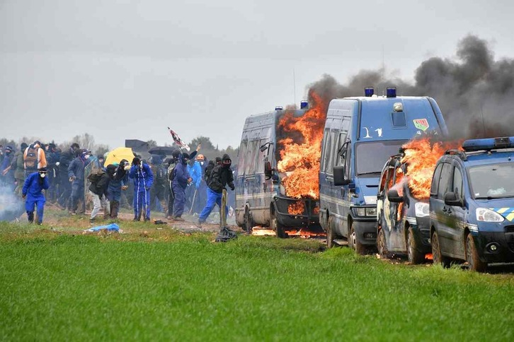 Vehiculos en llamas durante una protesta contra los embalses.