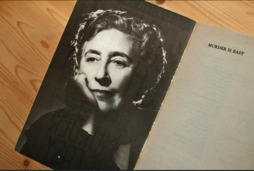 Fotografía de Agatha Christie, en uno de sus libros.