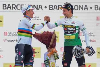 Roglic y Evenepoel se saludan con mucha profesionalidad tras concluir la Volta a Catalunya.