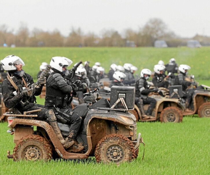 Los policías dispararon granadas desde quads.