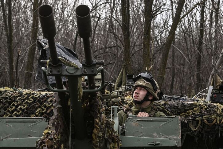 Un soldado ucraniano vigila el cielo desde una bateria antiaérea.