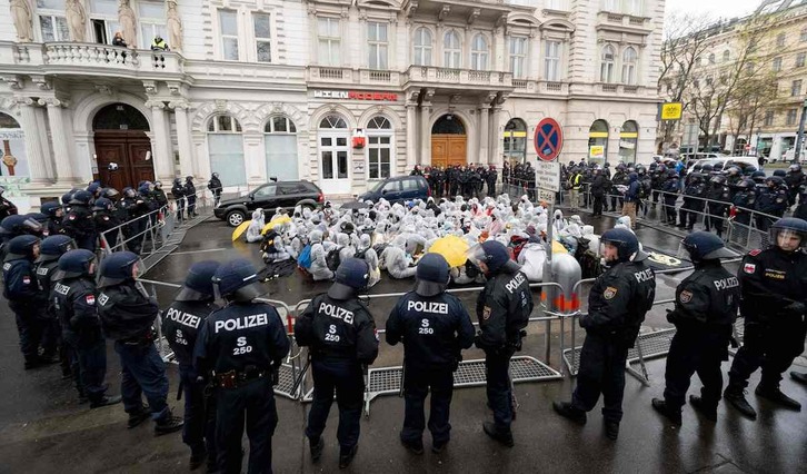 Activistas rodeados de policías en Viena, donde se celebra la Conferencia Europea del Gas.