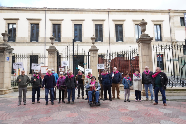 Representantes del movimiento de pensionistas frente al Parlamento de Gasteiz.