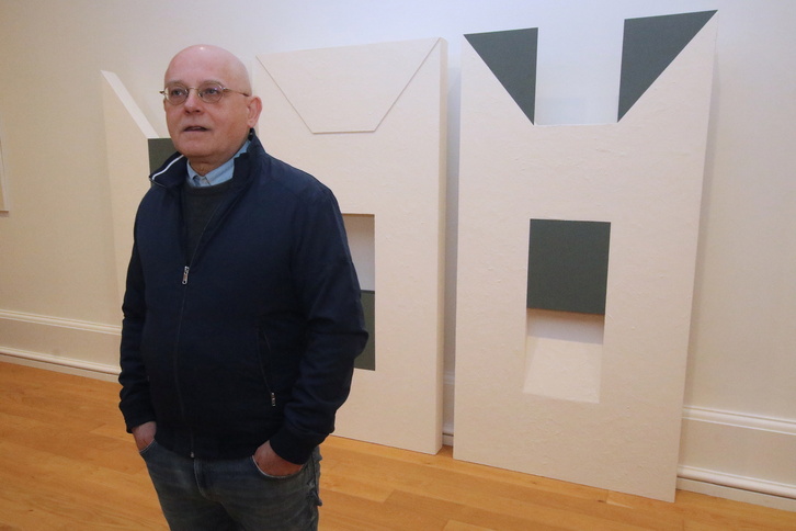 Txomin Badiola, ante una de sus obras restauradas. Están expuestas en una sala del Bellas Artes.