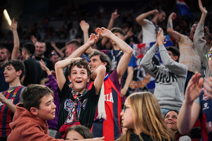 Los aficionados baskonistas celebran una de las canastas de su equipo.
