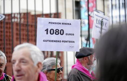 Pensionistas frente al Parlamento de Gasteiz, donde denunciaron las «trampas» de la nueva RGI.