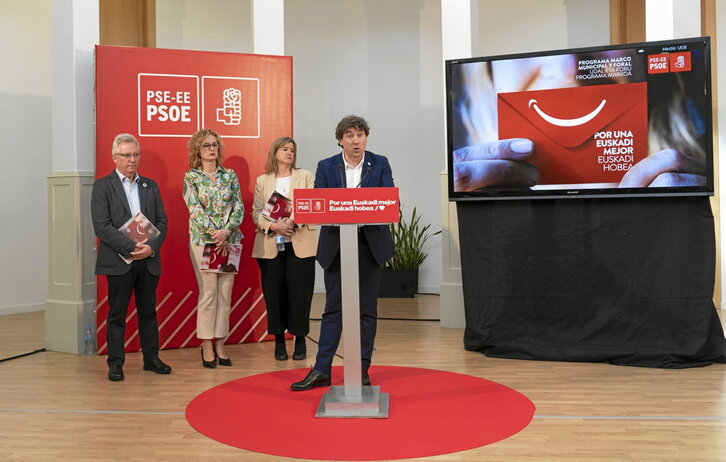 El secretario general del PSE, Eneko Andueza, junto a los tres candidatos para liderar las diputaciones de Gipuzkoa, Araba y Bizkaia.