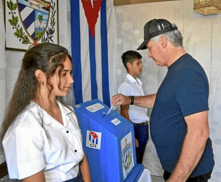 Miguel Díaz-Canel, en el momento de depositar su voto en Santa Clara.
