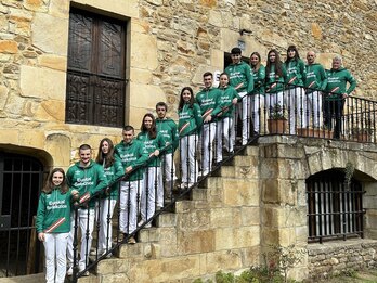 Dagoeneko Alziran den selekzioko kideak bidaiari ekin aurretik.