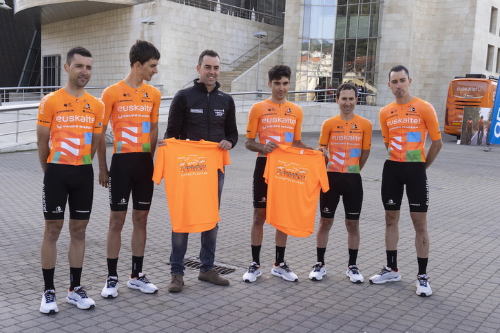 Euskaltel-Euskadik gaur Bilbon egin duen aurkezpenean, elastiko berriarekin.