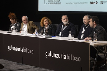 De izquierda a derecha, la artista Nuria M. Cres (Mama Crea), Anjel Lertxundi, Nekane Alonso, vicepresidenta del Consejo de Administración de la Alhóndiga; Fernando Pérez, director del centro; Adan Kovacsics e Imanol Otaegi, Etxepare Euskal Institutua. 