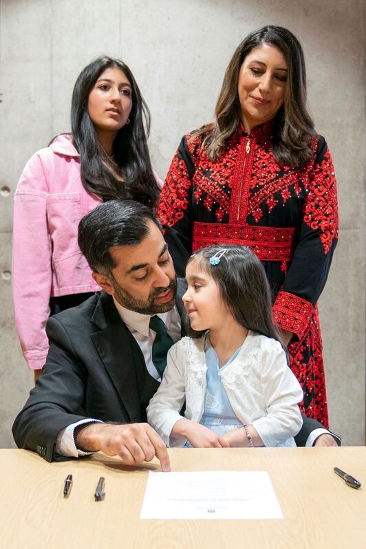 Humza Yousaf, con su mujer y sus dos hijas tras firmar el cargo de ministro principal.
