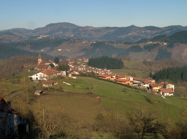 Aizkorri mendilerroaren magalean kokaturik, Zerainek nekazal ingurunean ibilaldi paregabeak egiteko aukera ezin hobea eskaintzen du.