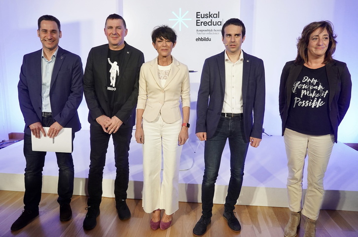 Casanova, Otegi, Iriarte, Otxandiano y López de Arroyabe en el acto organizado en Bilbo. 