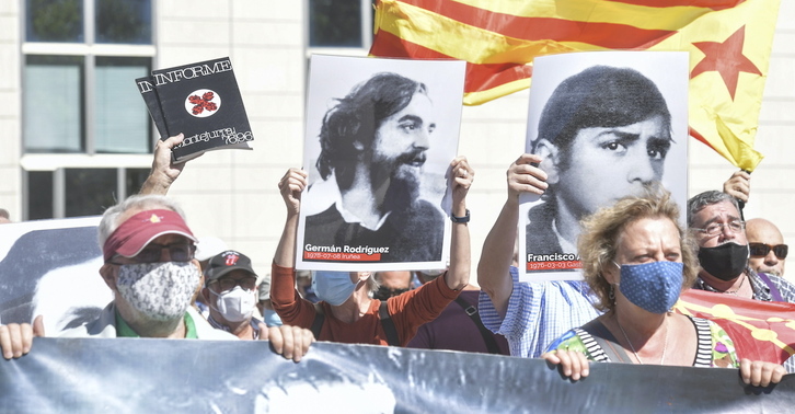 La foto de Germán Rodríguez, víctima mortal de los Sanfermines de 1978, en una protesta ante la Audiencia de Iruñea denuncia la impunidad de la violencia de Estado.