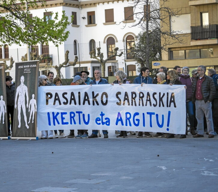 Concentración de Pasaia Argitu ayer frente al Palacio de Justicia en Donostia.