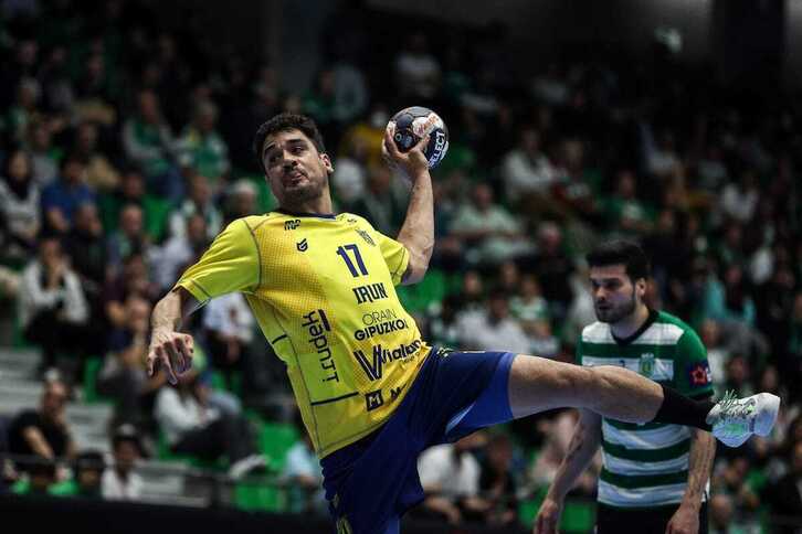 Rodrigo Salinas, autor de tres goles en Lisboa, en un lanzamiento desde los 7 metros. 