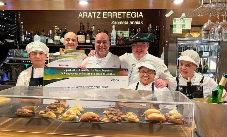 El equipo de Aratz Erretegia, ganador del IX Campeonato de Pintxos de Bacalao de Gipuzkoa.
