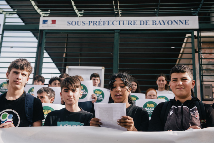 Estitxu Robles kolegioko ikasleak bizikleta martxa bukatuko den tokian, Suprefetura aitzinean, azaldu dira gaur.