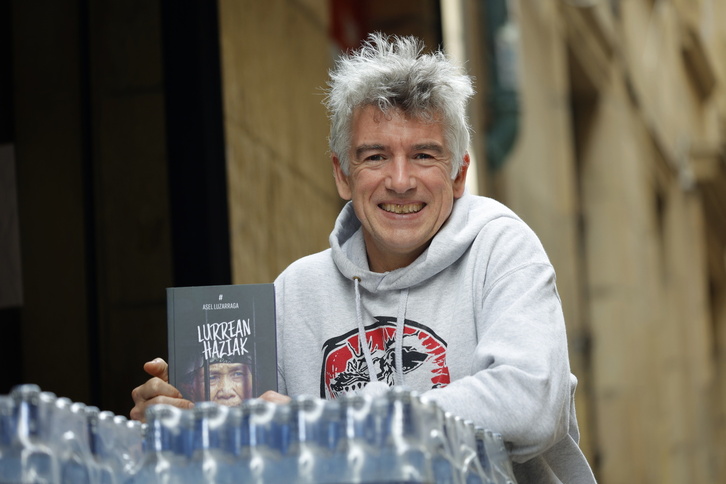 Asel Luzarraga eman berri duen azken liburuarekin.