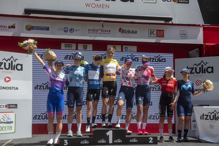 La ganadora de la Itzulia Women del año pasado Demi Vollering, en el centro, junto a otras corredoras galardonas.