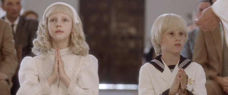 Anastasia Russo y Carlos González Morollón como los gemelos albinos.