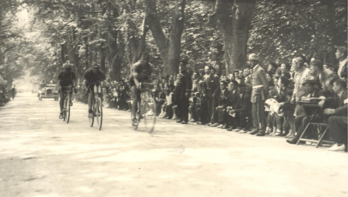 Imagen de la Vuelta Ciclista País Vasco de 1926, con meta en Iruñea. 