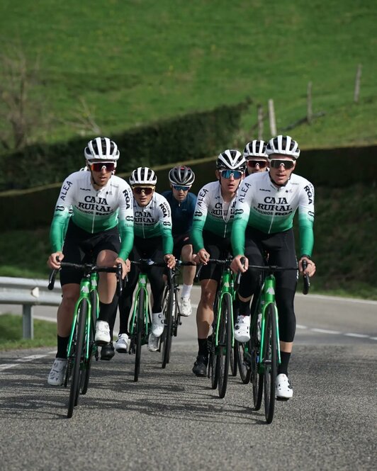 Itzuliako bigarren etapa, Viana-Leitza etapa osatu dute Caja Ruraleko txirrindulariek asteazkeneko lan saioan.