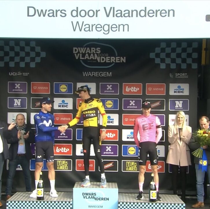 Oier Lazkano saluda al vencedor Laporte en el podium de A Través de Flandes.
