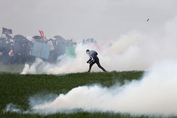 Manifestantes rodeados de gas lacrimógeno durante las protestas en Sainte-Soline. 