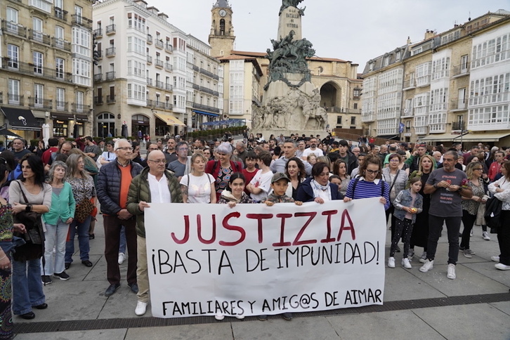 La concentración que pide justicia para Aimar se ha celebrado en la plaza de la Virgen Blanca de Gasteiz. 