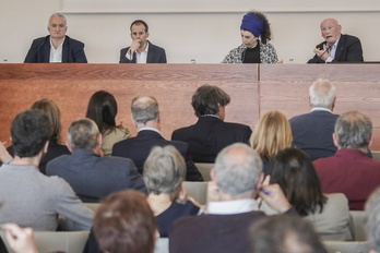 Xabier Barandiaran, Aritz Otxandiano y Jule Goikoetxea siguen la intervención de Juan José Ibarretxe.