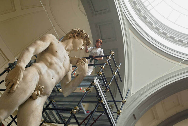El David de Miguel Ángel, durante su restauración en 2003, en la Galería de la Academia.
