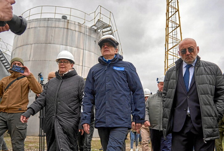 Rafael Grossi, en el cebntro, durante su visita a la central nuclear de Zaporiyia.
