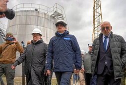 Rafael Grossi, en el cebntro, durante su visita a la central nuclear de Zaporiyia.