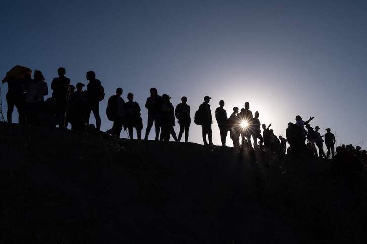 Migrantes observan EEUU desde el lado mexicano de la frontera, en Ciudad Juárez.