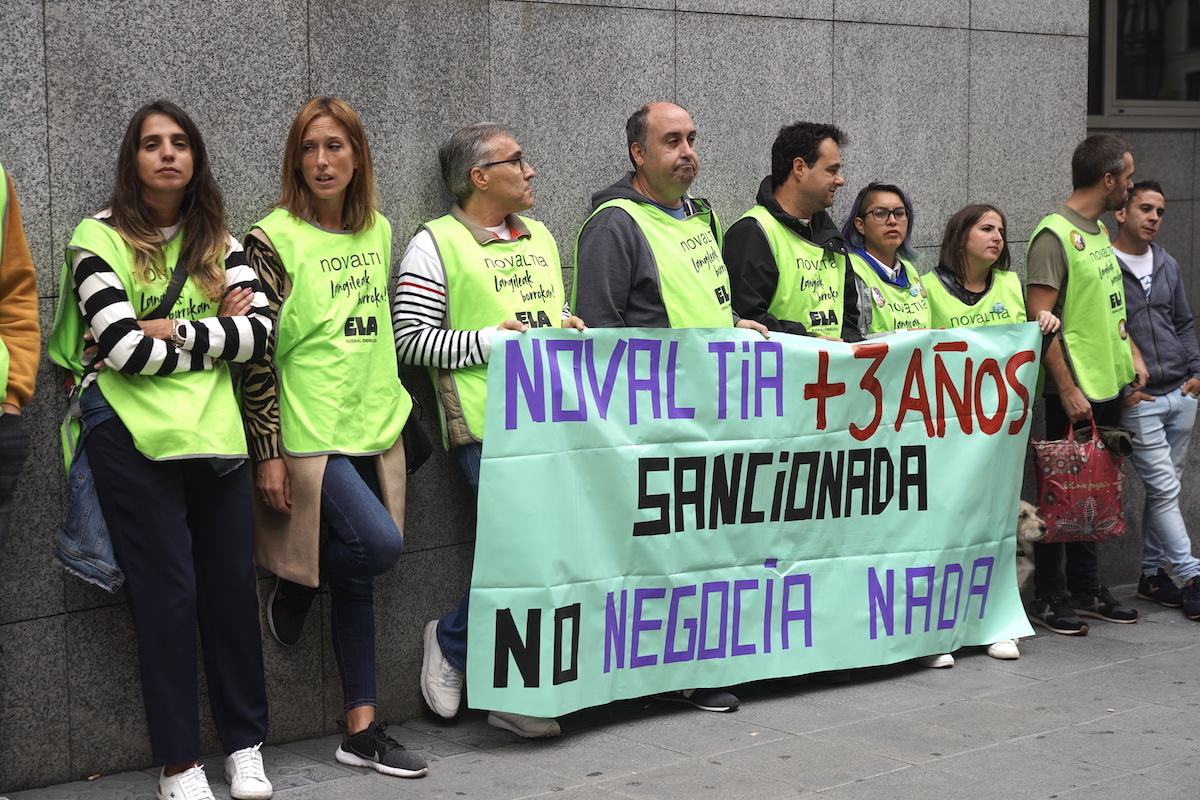 Concentración de trabajadores de Novaltia ante el juzgado de Bilbo, en octubre pasado.
