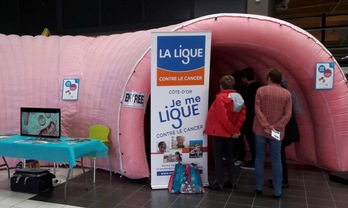 La visite d’un côlon géant est proposée afin de sensibiliser les passants.