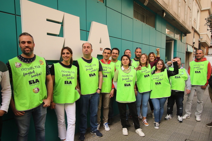 Comparecencia de trabajadores de Novaltia este jueves, para anunciar el fin de la huelga.