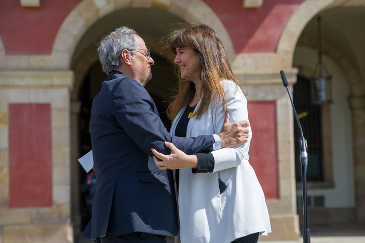 Laura Borràs recibe el apoyo del expresidente Quim Torra a las puertas del Parlament tras conocerse la sentencia.