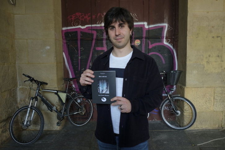 Aritz Pardina, filosofiaren inguruko saiakera liburua eskuan.