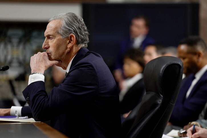 Howard Schultz testifica ante el Senado.