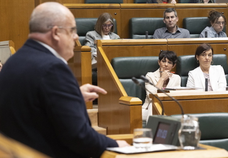 Interviene Joseba Egibar ante la mirada de Arkaitz Rodríguez, que negoció el texto, y Maddalen Iriarte, que lo ha defendido desde la tribuna.